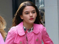 С сумкой в стиле Chanel и красной помадой на губах: 12-летняя дочь Тома Круза прогулялась одна по Нью-Йорку