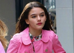 С сумкой в стиле Chanel и красной помадой на губах: 12-летняя дочь Тома Круза прогулялась одна по Нью-Йорку