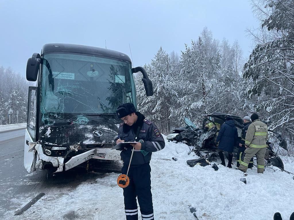 Четыре человека погибли при столкновении автобуса и легковушки на Серовском  тракте: подробности смертельной аварии с Renault на трассе Екатеринбург —  Серов - 29 ноября 2023 - Е1.ру