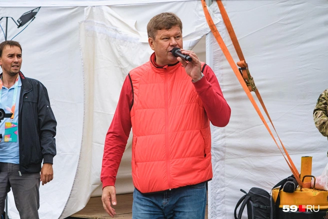 Дмитрий Губерниев знает, как поддержать спортсменов и завести публику | Источник: Тимофей Калмаков / 59.RU