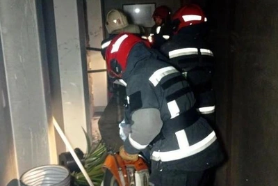 На Бажова сгорела элитная квартира, есть пострадавший