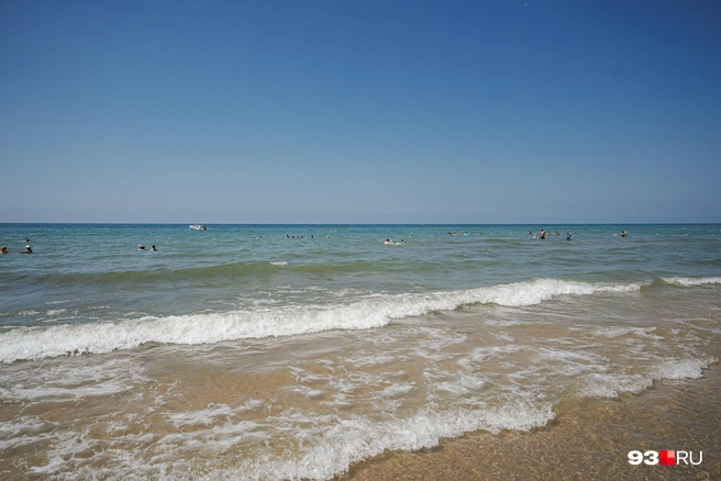 На фото — море в Анапе, где купаться официально запрещено, но не всех это останавливает | Источник: Дарья Паращенко / 93.RU