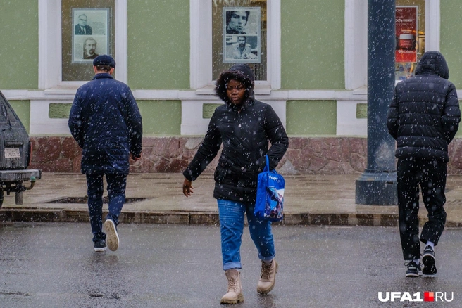 По мрачному лицу этой девушки очевидно, что она уже успела мысленно попрощаться с зимой | Источник: Булат Салихов / UFA1.RU