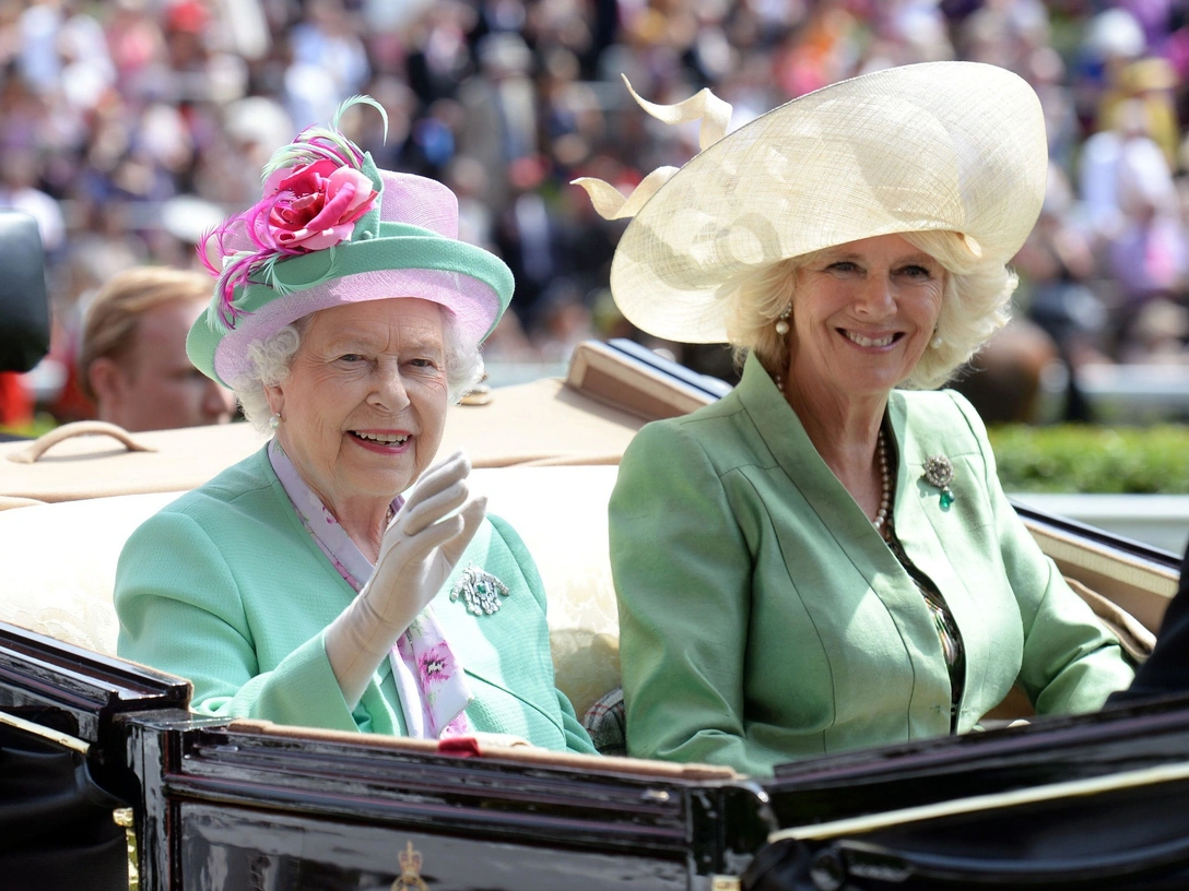 Елизавета II с Камиллой, герцогиней Корнуольской, на скачках в Аскоте, Беркшир, 19 июня 2013 | marieclaire.ru