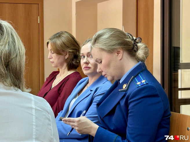 Представитель прокуратуры заняла место рядом с представителями поликлиники и Минздрава, а не с родителями детей, интересы которых должна защищать | Источник: Михаил Шилкин