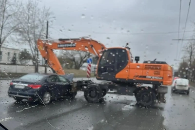 Столкновение экскаватора и легковушки в Челябинске