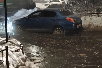 Sewage Spill Floods Street, Freezes Cars in Nizhny Novgorod