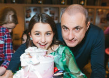 Михаил Турецкий устроил кулинарный мастер-класс для дочери