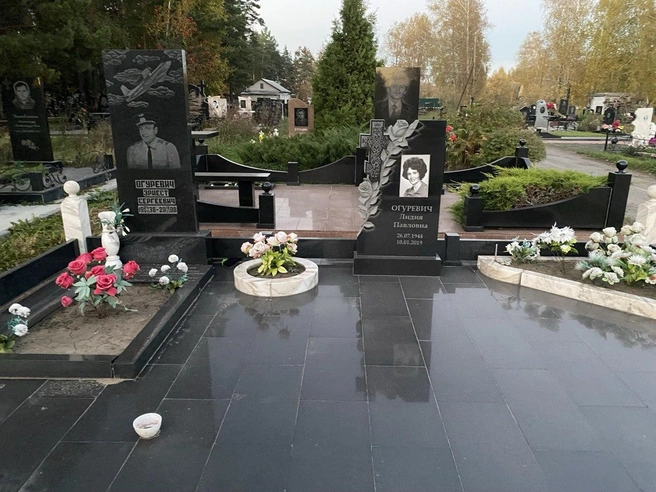 На памятнике умершего решили изобразить самолет | Источник: Ирина Господаренко / NGS22.RU