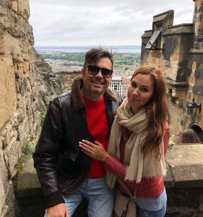 Жена Анна — радость и опора Вадима Азарха, его ангел-хранитель и верный попутчик в путешествиях, которые обожает певец | Источник: личный архив музыканта