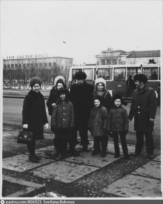 На остановке трамвая «Цирк», 1975-1976 | Источник: kras-yar.livejournal.com/14270.html