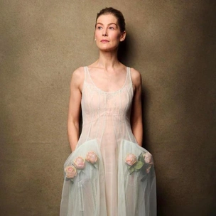 Чайная роза: Розамунд Пайк в платье, украшенном живыми цветами