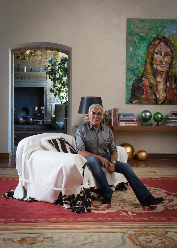 Роберто Кавалли в своей гостиной. Кресло, Roberto Cavalli Home. На стене — портрет жены дизайнера Евы Дюрингер, художник Джулиан Шнабель.