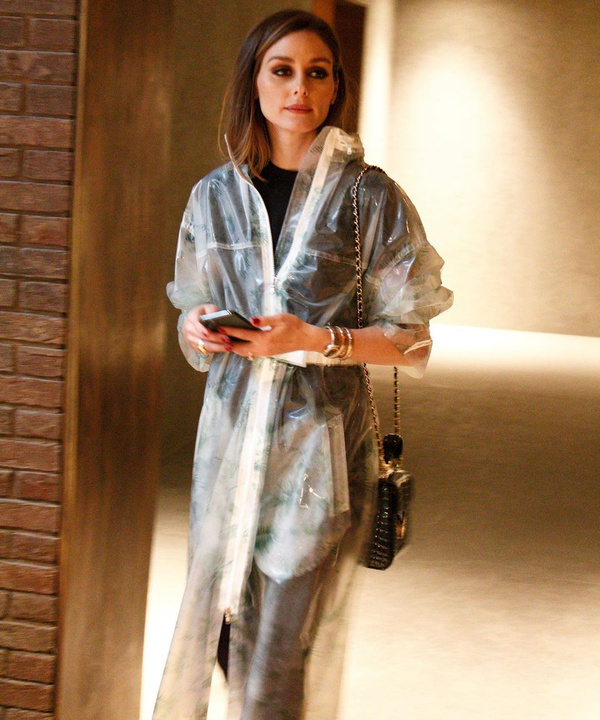 Что носить в дождь? Оливия Палермо выбирает прозрачный дождевик c принтом в виде папоротника
