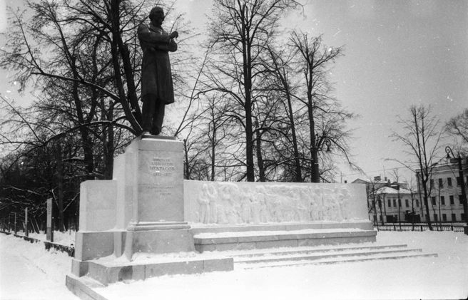 На фото памятник Некрасову на Волжском бульваре | Источник: Виктор Латышев / музей Боевой и Трудовой Славы средней школы № 36