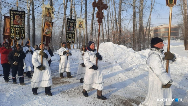 Крестный ход шел очень быстро и пах ладаном | Источник: Виктор Лучкин / «ИрСити»
