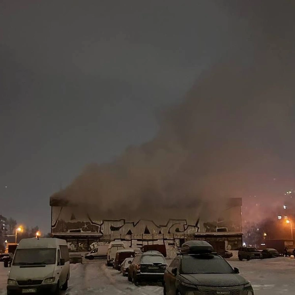 Дым на юге Петербурга. Пожар разгорелся на улице Лёни Голикова  | Источник: соцсети 