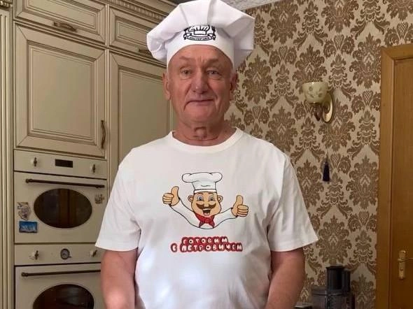 Глава Белоярского района запекает тыкву | Источник: Сергей Маненков / VK