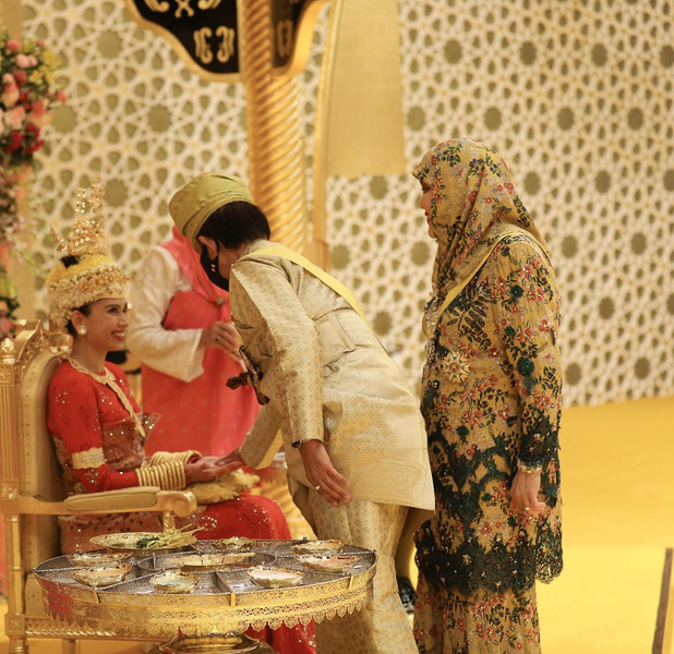 Дочь султана Брунея вышла замуж в короне своей мачехи