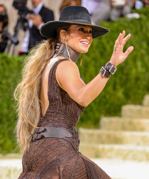 Дженнифер Лопес в образе сексуальной ковбойши на Met Gala 2021. Интересно, она прискакала на бал на лошади?