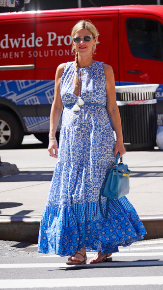 Скоро лето: Ники Хилтон в стильном сарафане с цветочным принтом на прогулке в Нью-Йорке