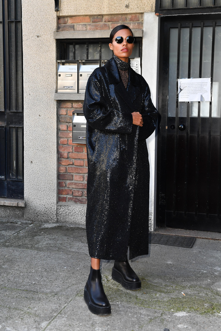 Пальто из «рыбьей чешуи» + грубые ботинки — беспроигрышная модная формула от Тины Кунаки