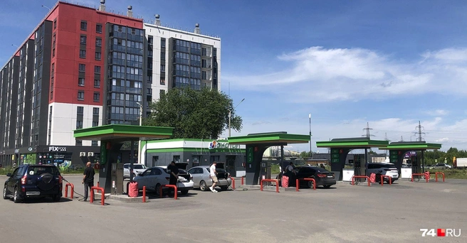 АЗС «Экотоп» на Молодогвардейцев. Были все виды топлива и газ, но цены выше средних: АИ-95 стоит 73 рубля за литр | Источник: Артем Краснов