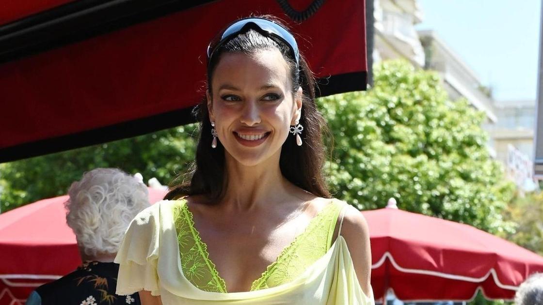 Ирину Шейк застали за страстным поцелуем с актером