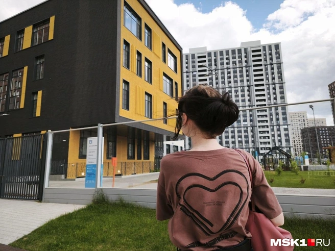 Не все школьники смогли сдержать слезы после выхода с экзамена по литературе | Источник: Михаил Мечев / MSK1.RU