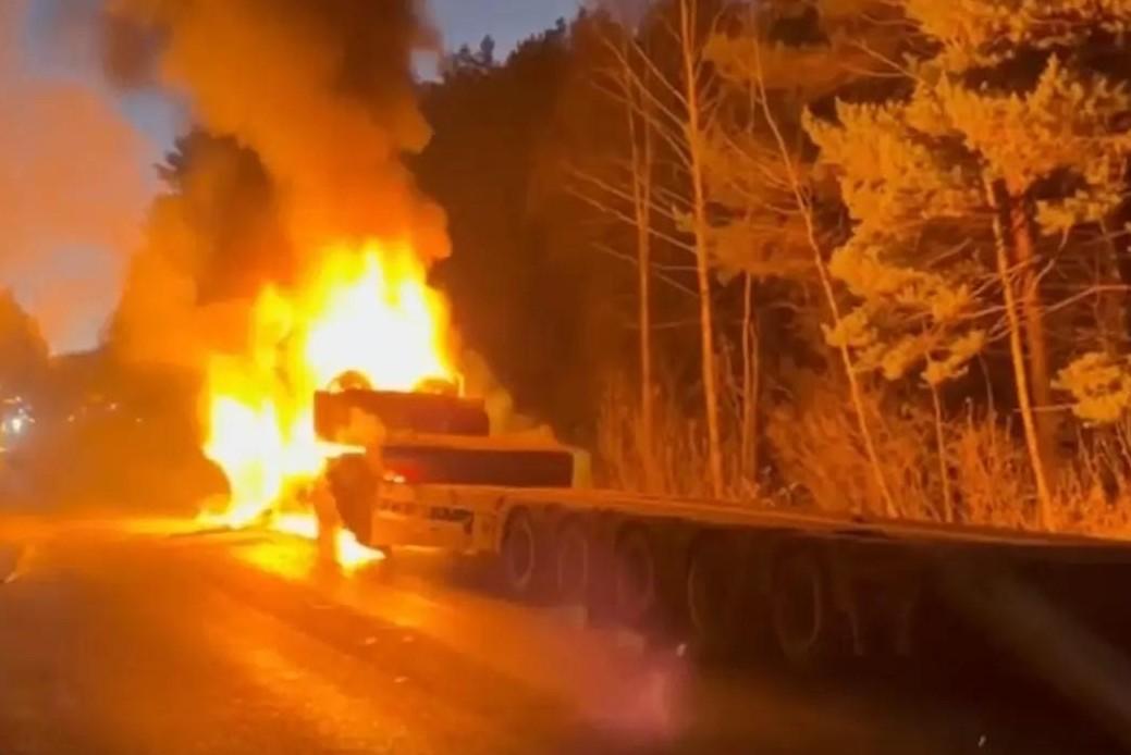 Трассу М-5 в Челябинской области перекрыли из-за крупного пожара