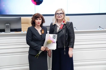 Его супруга — замдиректора телеканала тоже | Источник: ЮТРК / VK