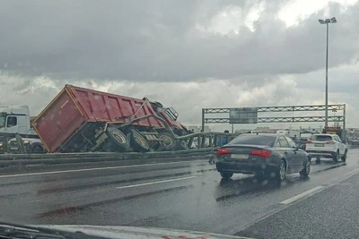 Грузовик опрокинулся и повис над пропастью на КАД