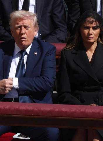 Первая зарубежная поездка: Мелания Трамп облачилась в черное на похоронах Папы Римского | marieclaire.ru