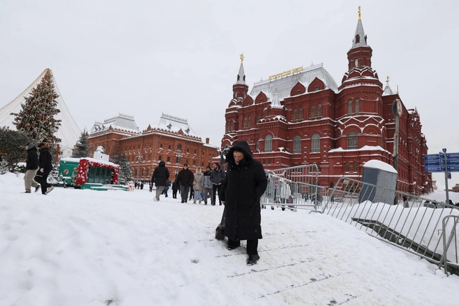 Пробраться на Красную площадь по нечищенным ступенькам — уже нелегкая задача | Источник: Артем Устюжанин / MSK1.RU