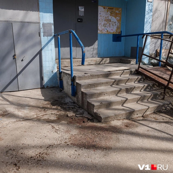 Запекшуюся кровь на асфальте не смыли и на следующий день | Источник: Алексей Волхонский / V1.RU