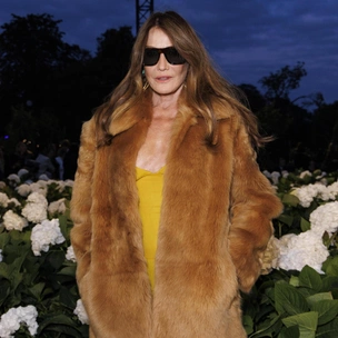 Железная или показная леди? Карла Бруни появилась на шоу Saint Laurent после ареста мужа Саркози