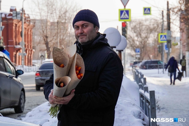 Цветы, наверное, будут раздавать по значимости: самой важной даме — букет побольше | Источник: Евгений Софийчук / NGS55.RU