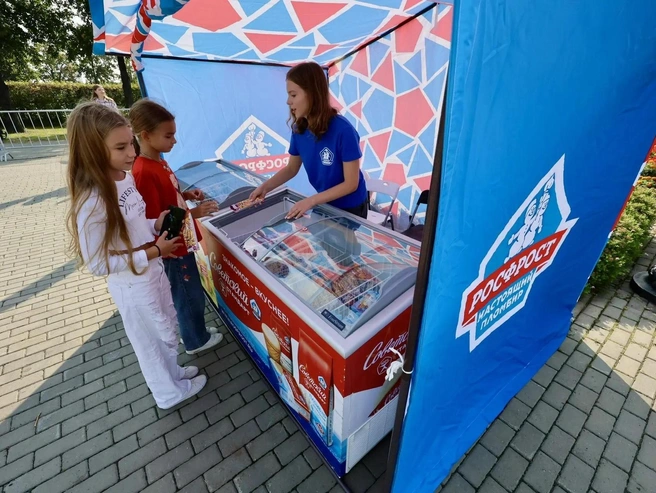 Детей, конечно, особенно порадовала бесплатное мороженое от «РосФРОСТ» | Источник: Наталья Лапцевич 