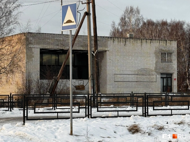 Заброшенное здание ДК. Когда-то оно было лучшим во всём Тавдинском районе | Источник: Елена Панкратьева / E1.RU