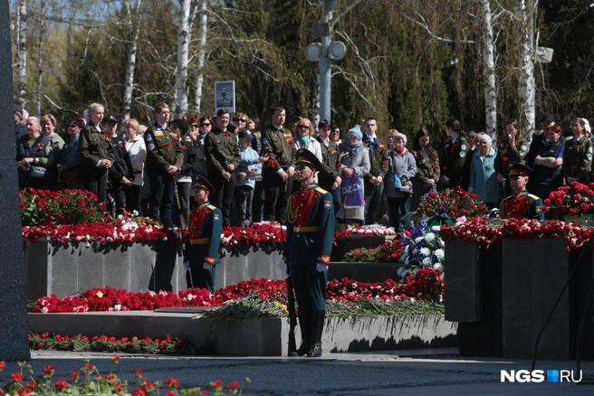 Новосибирцы возложили цветы к Вечному огню на монументе Славы | Источник: Андрей Бортко / NGS.RU