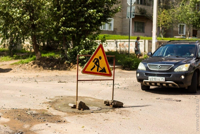 Улица Угданская всегда славилась плохим дорожным покрытием. | Источник: Чита.Ру