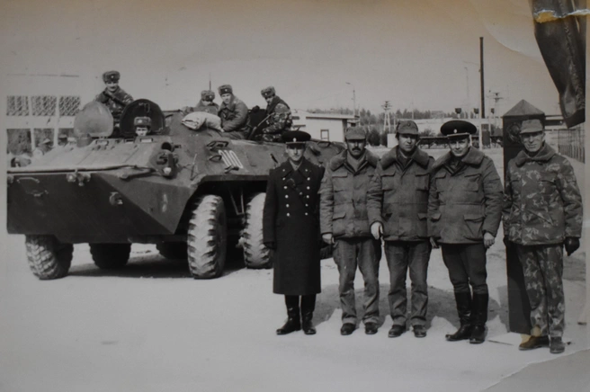 Во время вывода войск из Афганистана, Николай&nbsp;— один из офицеров на БТР | Источник: предоставлено Николаем Борисовым
