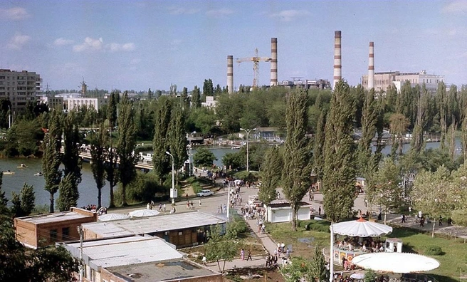 Вид с колеса обозрения в парке, который сейчас называется «Солнечный остров», 1991 год | Источник: Георгий Игнатенко