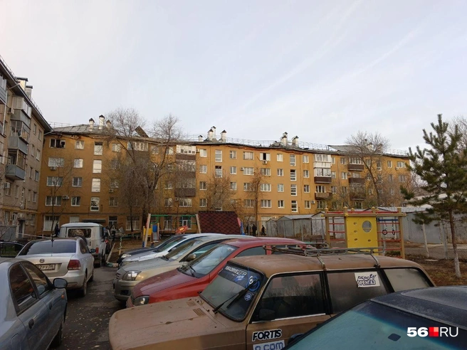 У дома множество автомобилей | Источник: Владислав Митрошин / 56.RU