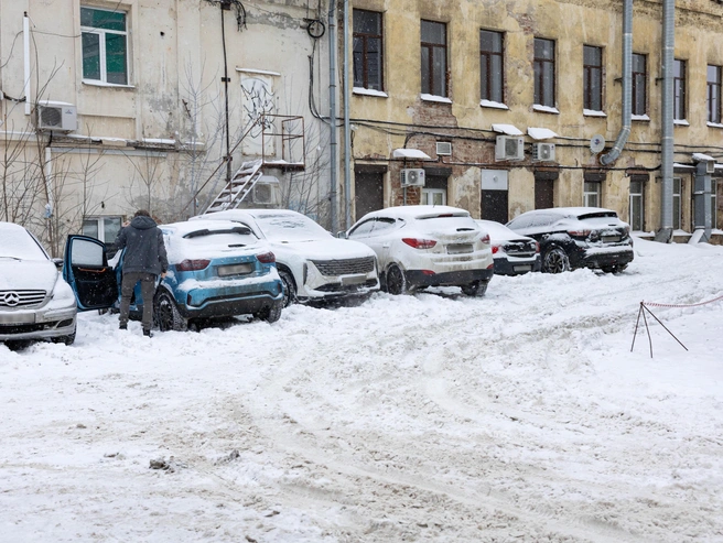 Во дворах жилых домов снег убирают с большими трудностями. | Источник: Артем Бауман / 76.RU
