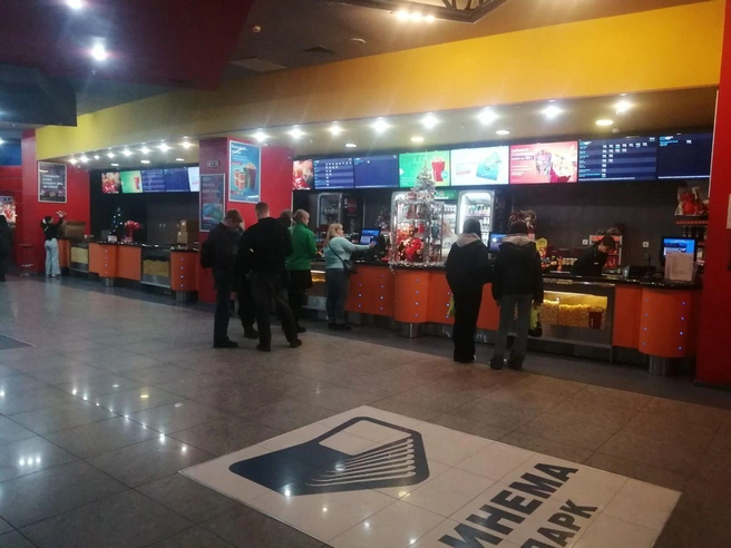 Зрители традиционно покупают попкорн перед началом фильма. | Источник: Ирина Яковлева / V1.RU