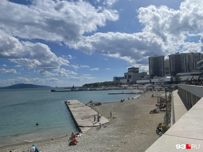 Пляж на набережной города | Источник: 93.RU