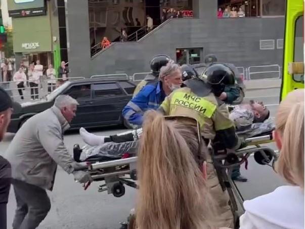 Реанимация увезла молодого байкера после жесткой аварии в центре Челябинска (видео)