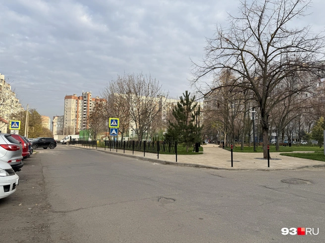Со всех сторон остался старый асфальт с ямами | Источник: Валерия Дульская / 93.RU