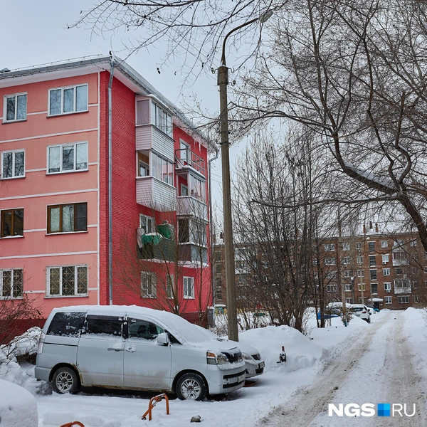 Рядом прячется и совсем гламурная хрущевка&nbsp;— в розовых тонах. Дом Барби не иначе | Источник: Александр Ощепков / NGS.RU
